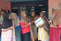 PNM bersama nasabah menyalurkan bantuan pangan sebagai wujud kepedulian bagi masyarakat terdampak bencana di Sumatera, Senin (29/12/2025).