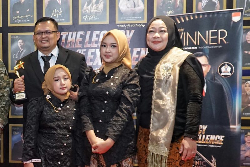 Agus Priyanto, Founder sekaligus Executive Director Zharev Education Center bersama keluarga. 